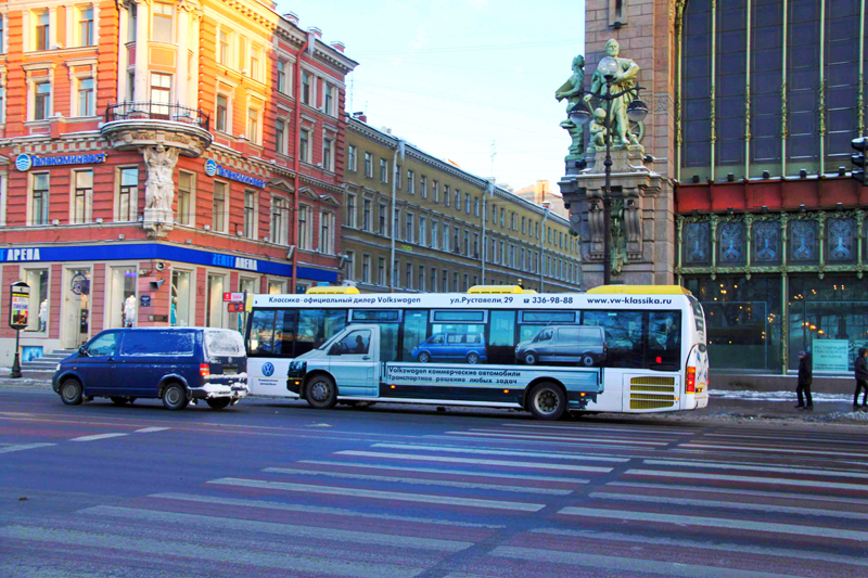 Автобусы в центре Петербурга превратились в автомобили Volkswagen