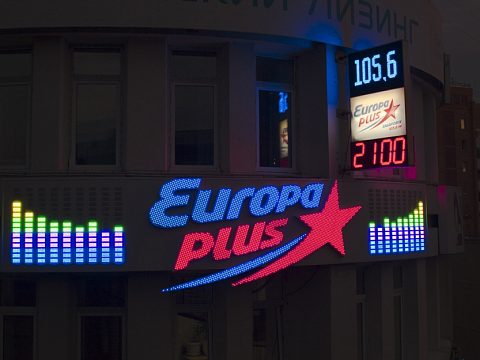 Фасадная вывеска  Европа плюс — Моторр