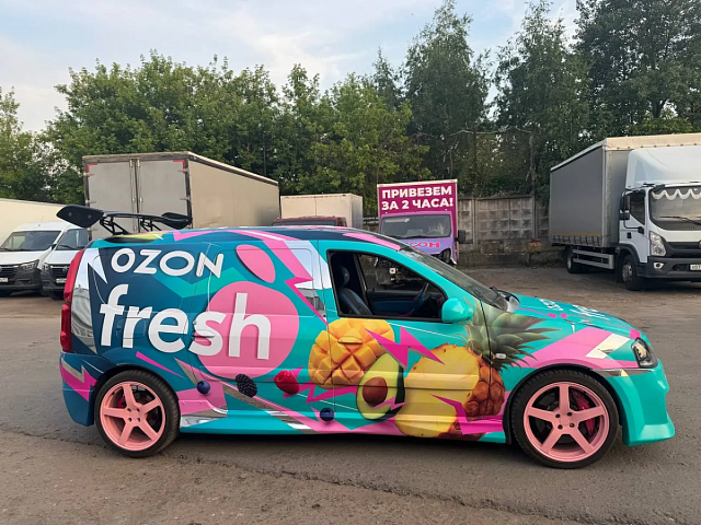 Lada Largus для OZON Fresh: полная оклейка с зеркальным хромом, изготовитель Брендрайв