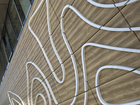 Фото 5 работы «Комплексное рекламно-информационное оформление фасада с подсветкой винодельни/музея/магазина AYA в г. Севастополе.»