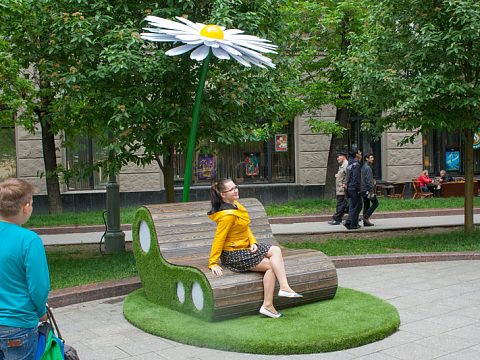 Фото 6 работы «Световые инсталляции цветы-светильники с диванчиками или скамейками»