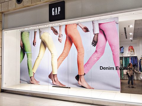 Оформление витрин магазинов GAP — ЛазерСтиль