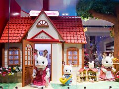 Оформление витрины для бренда «Sylvanian Families» в «ЦДМ» на Лубянке