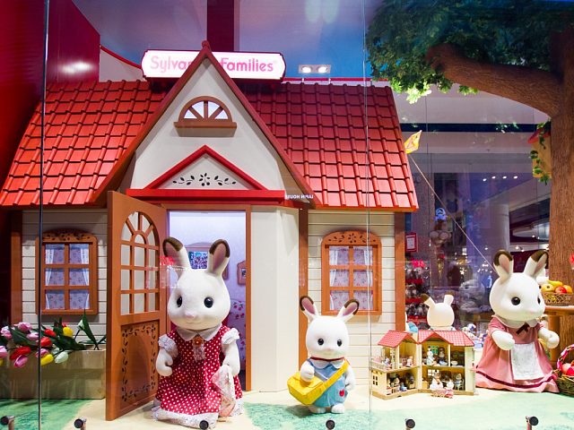 Оформление витрины для бренда «Sylvanian Families» в «ЦДМ» на Лубянке, изготовитель 3D-Logo