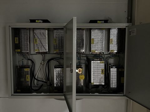 Фото 10 работы «Комплексное рекламно-информационное оформление фасада с подсветкой винодельни/музея/магазина AYA в г. Севастополе.»