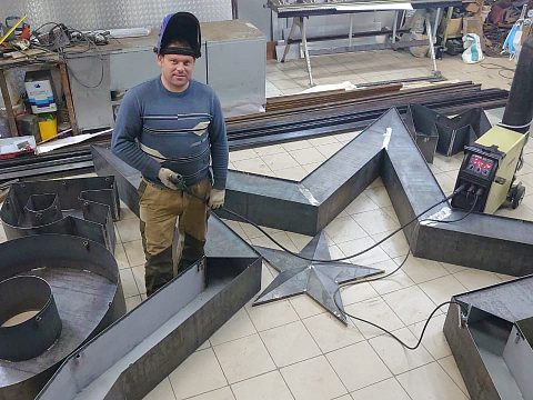Фото 6 работы «Объёмная малая архитектурная форма с контурной светодиодной подсветкой: «9 МАЯ», 75 лет Великой Победы»