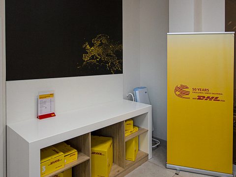Фото 6 работы «Обновление интерьера офиса DHL в Санкт-Петербурге согласно новой концепции дизайна»