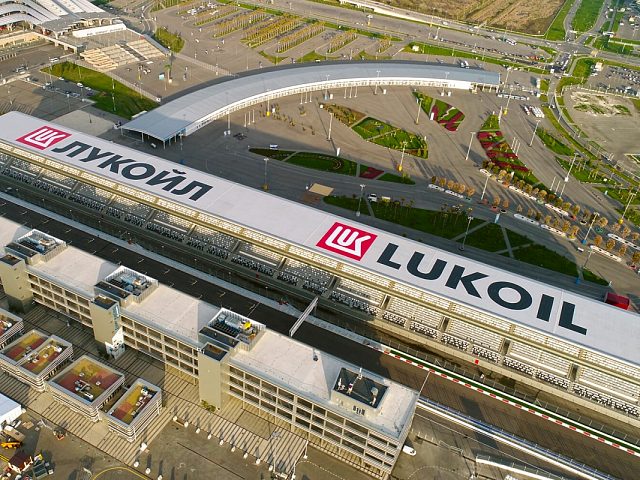 7000 м2 аппликации крыши стадиона Формулы-1, изготовитель Арт-Мастер, производство качественных вывесок