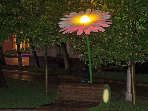Фото 5 работы «Световые инсталляции цветы-светильники с диванчиками или скамейками»
