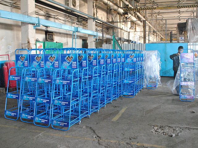 Сетчатое торговое оборудование. Напольная стойка Nestle, изготовитель Панорама Вид