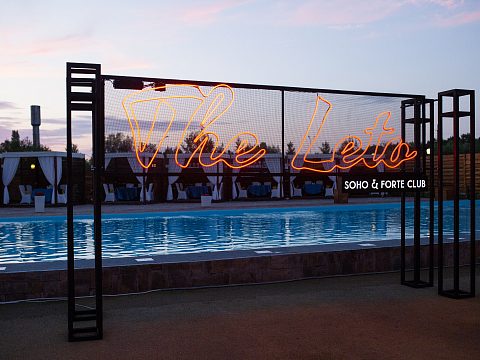 Фото 2 работы «Изготовление и монтаж неоновой фотозоны «The Leto» для вечеринки у бассейна»