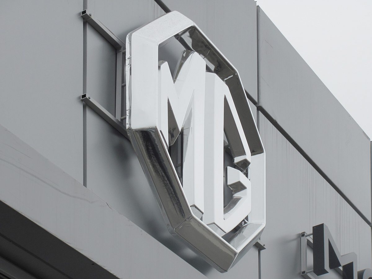 Комплексное оформление фасада автосалона «MORRIS GARAGES»