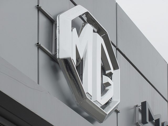 Комплексное оформление фасада автосалона «MORRIS GARAGES»