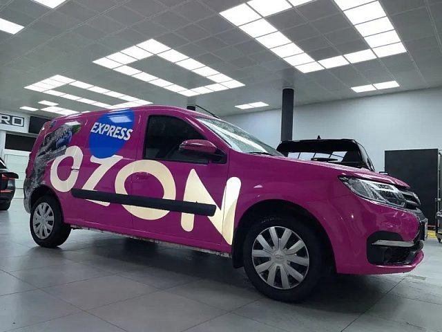 Брендирование 50 Lada Largus для OZON со светоотражающими логотипами, изготовитель Брендрайв