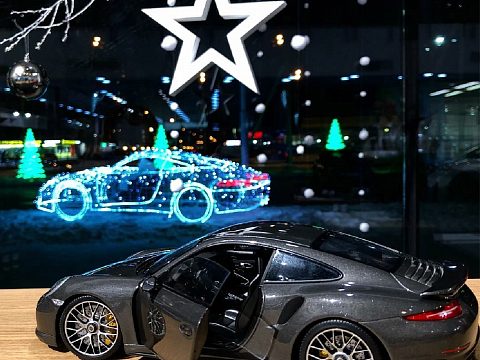 Фото 2 работы «Световая 3D инсталляция "Porsche 911 Carrera GTS"»