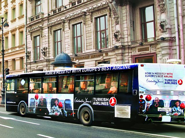 Лионель Месси и Коби Брайант на общественном транспорте, изготовитель Transit media group
