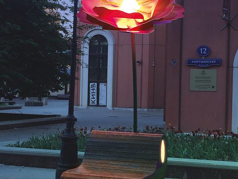 Фото 4 работы «Световые инсталляции цветы-светильники с диванчиками или скамейками»