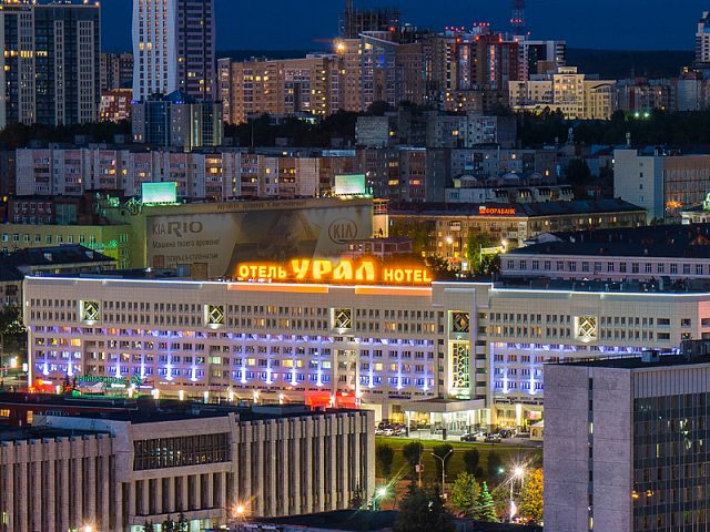 Крышная вывеска гостиницы УРАЛ, изготовитель Президент