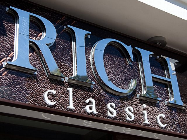 RICH classic салон одежды, изготовитель Неон-арт