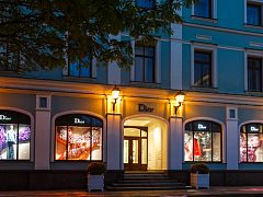 Оформление витрин бутиков Dior весна-лето 2018