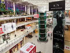 Оформление Атриума в ТЦ «Авиапарк» для магазина UNIQLO — фото 3, изготовитель Интеллидженс