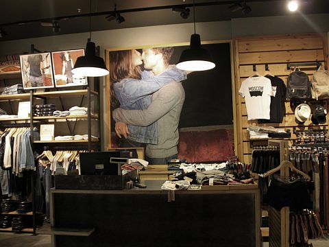 Оформление магазина LEVIS — ЛазерСтиль