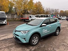 Дизайн и полная оклейка двух Toyota RAV4 для «1-ДСК», изготовитель Брендрайв