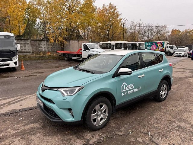 Дизайн и полная оклейка двух Toyota RAV4 для «1-ДСК», изготовитель Брендрайв
