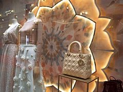 Оформление витрин бутиков DIOR в рамках коллекции Summer 19