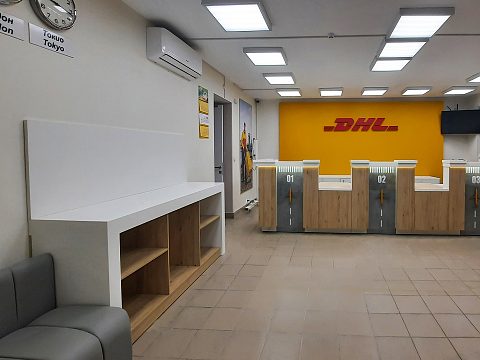 Фото 2 работы «Обновление интерьера офиса DHL в Санкт-Петербурге согласно новой концепции дизайна»