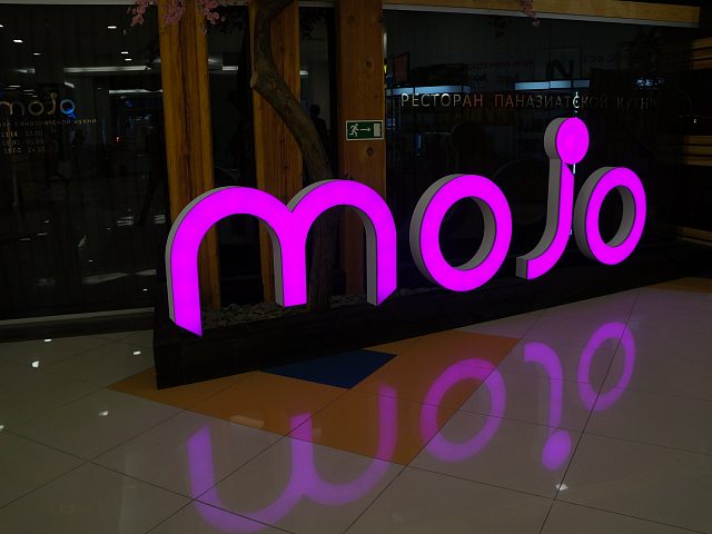 MOJO - объемные световые буквы, изготовитель Производственная группа ОПОРА