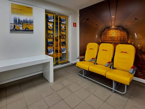 Фото 3 работы «Обновление интерьера офиса DHL в Санкт-Петербурге согласно новой концепции дизайна»