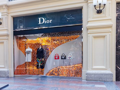 Фото 3 работы «Оформление витрин бутиков Dior весна-лето 2018»