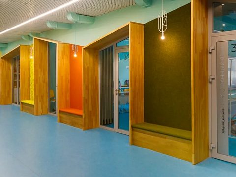 Фото 4 работы «Входная группа и внутренняя навигация для Новошколы»
