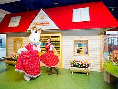 Оформление торгового зала Sylvanian Families в виде Большого дома ("Детский мир" на Лубянке)