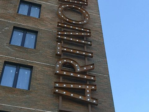 Фото 4 работы «Вывески с имитацией кортеновской стали для ЖК "Артнова"»