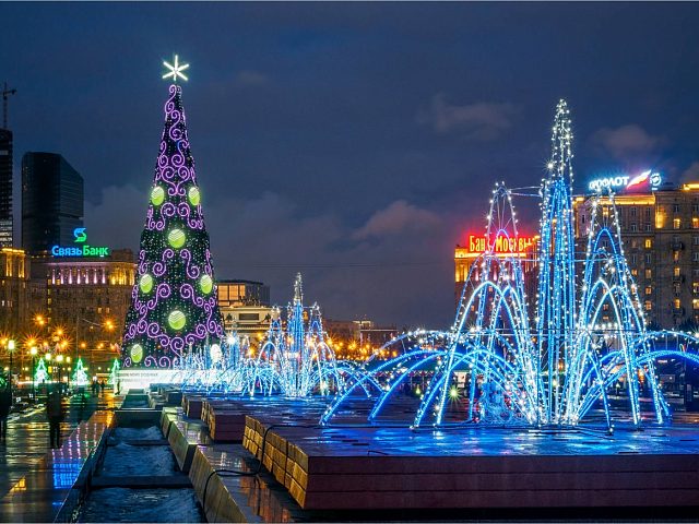 Ель "Сбербанка" на Поклонной горе, высотой 46,7м, изготовитель Мастерская Городских Решений