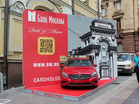 Рекламный подиум для Банка Москвы на Кузнецком мосту — Стиль Рекламы