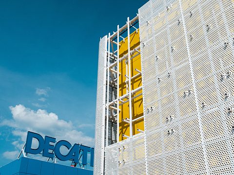 Фото 10 работы «Оформление фасада ТЦ “Пеликан”»