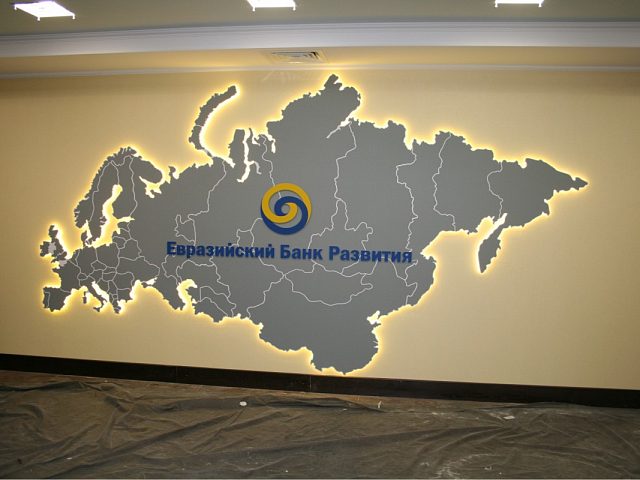 Интерьерная конструкция в офисе Евразийского банка развития, изготовитель ZEROEXPO
