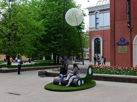 Фото 3 работы «Световые инсталляции цветы-светильники с диванчиками или скамейками»