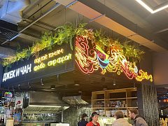 Неоновое изобилие - это вывески для кухонь мира ресторана Bazar hall.