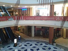 Брендирование обзорного лифта в ТРЦ "Аура" — фото 5, изготовитель АдверСтрой