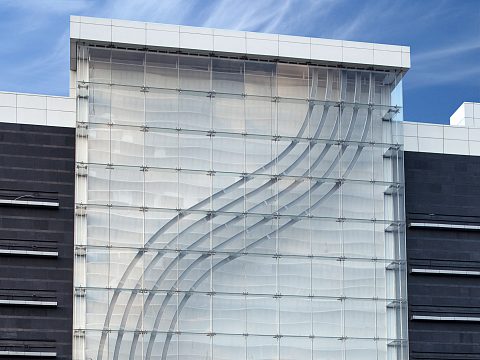 Фото 2 работы «Свето-динамический логотип для ТЦ Ривьера»