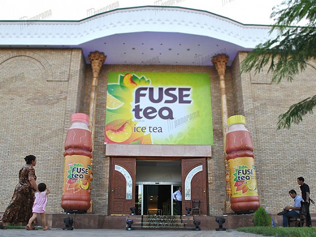 Пневмофигуры в виде огромных бутылок чая "Fuse Tea", изготовитель Панорама Вид