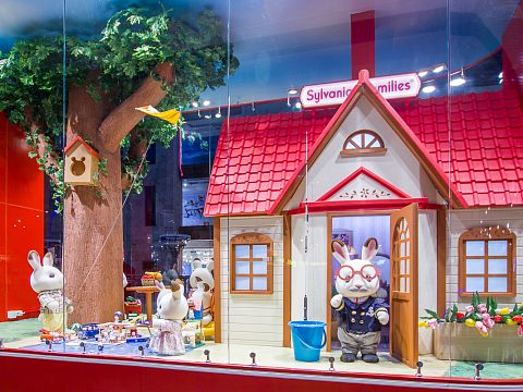 Фото 4 работы «Оформление витрины для бренда «Sylvanian Families» в «ЦДМ» на Лубянке»