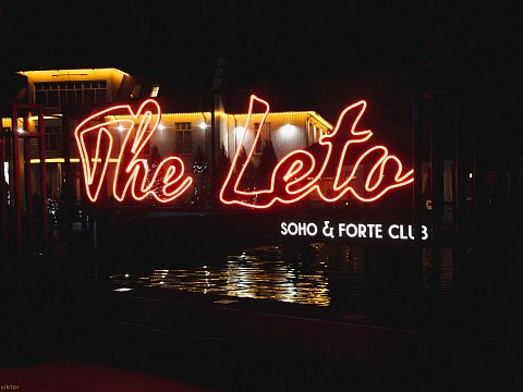 Фото 3 работы «Изготовление и монтаж неоновой фотозоны «The Leto» для вечеринки у бассейна»