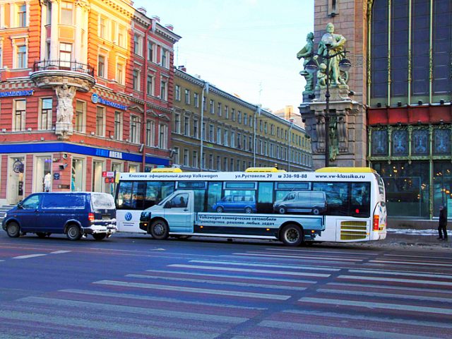 Автобусы в центре Петербурга превратились в автомобили Volkswagen, изготовитель Transit media group