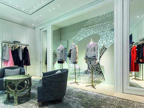 Фото 4 работы «Оформление витрин бутиков Dior весна-лето 2018»