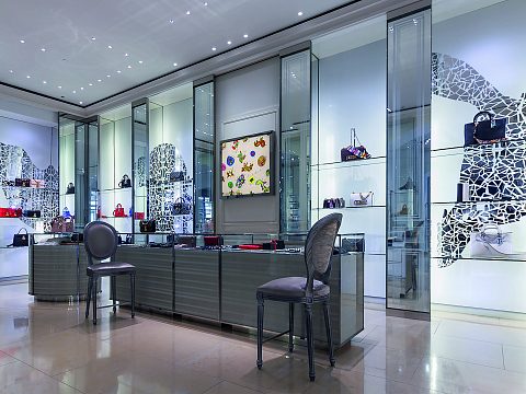 Фото 5 работы «Оформление витрин бутиков Dior весна-лето 2018»